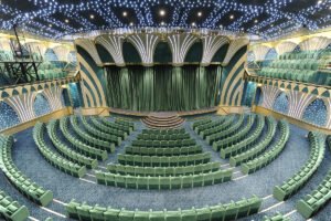 Elegancki teatr z zielonymi siedzeniami.